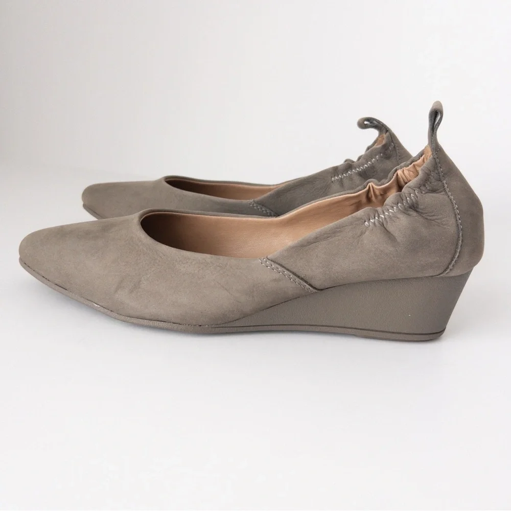 NWOB Blondo Waterproof Etta Wedge Almond Toe Pump‎ in Fallen Rock Nubuck